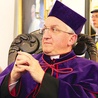 Powyżej: Nowy doktor honoris causa  jest 22. doktorem honorowym PWT