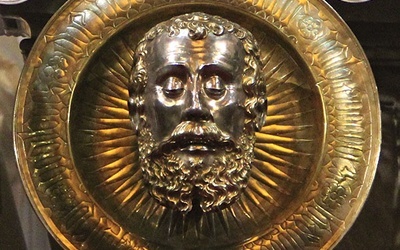  Z okazji uroczystości u podstawy ołtarza został umieszczony symboliczny wizerunek głowy św. Jana Chrzciciela na tacy