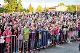 Noce Kościołów to również wiele dobrej zabawy. Na zdjęciu publiczność w Wiązowie podczas koncertu grupy LemON