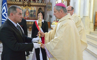 Pracownicy Fabryki Broni z okazji jubileuszu ofiarowali radomskiej katedrze monstrancję