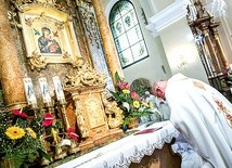  Ojciec Piotr Świerczok CSsR składa dekret o ustanowieniu sanktuarium pod ikoną Matki Bożej Nieustającej Pomocy 