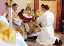 Biskup Marek mówił do nowo ustanowionych, aby każda Msza św. była dla nich zadziwieniem, rodzącym autentyczne pragnienie spotkania z Jezusem w Komunii św.