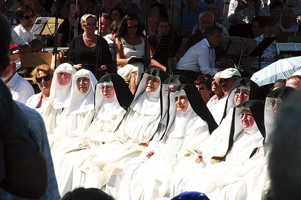 Obecnie w klasztorze zamieszkuje 15 sióstr. Kiedyś zamknięte w klauzurze, dziś coraz częściej biorą udział w uroczystościach z udziałem świeckich  