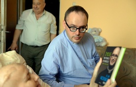 Ks. Jan Kaczkowski ofiarował chorej dziennikarce swoją książkę "Życie na pełnej petardzie"