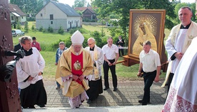 Powyżej: – Peregrynacja to jeszcze raz wypowiedziane przez Maryję słowa, które usłyszeliśmy w Kanie Galilejskiej: „Zróbcie wszystko, cokolwiek wam powie” – mówi abp Wojciech Ziemba