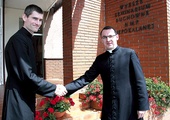 Ks. Łukasz Gawrzydek (po lewej) i ks. Tomasz Stępniak 6 lat spędzili razem w seminarium. Teraz dzielić ich będzie 100 km