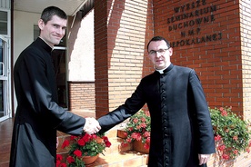 Ks. Łukasz Gawrzydek (po lewej) i ks. Tomasz Stępniak 6 lat spędzili razem w seminarium. Teraz dzielić ich będzie 100 km