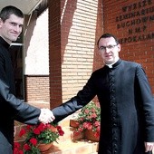 Ks. Łukasz Gawrzydek (po lewej) i ks. Tomasz Stępniak 6 lat spędzili razem w seminarium. Teraz dzielić ich będzie 100 km