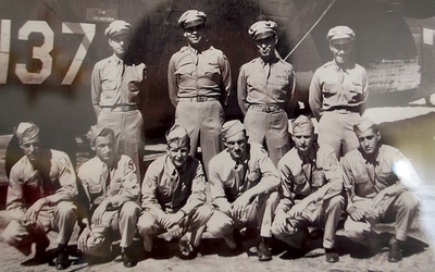Celem amerykańskich lotników były zakłady chemiczne. Na zdjęciu załoga porucznika Arta Lindella, która zginęła zestrzelona w okolicach Starego Koźla 