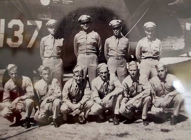 Celem amerykańskich lotników były zakłady chemiczne. Na zdjęciu załoga porucznika Arta Lindella, która zginęła zestrzelona w okolicach Starego Koźla 