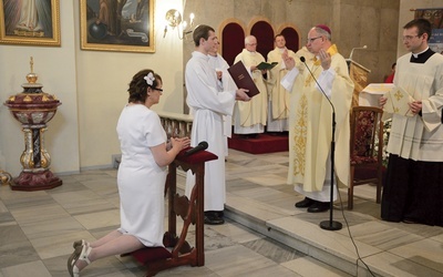 Pani Weronika stanęła na ślubnym kobiercu w eleganckiej, białej sukience. Towarzyszyła jej rodzina, przyjaciele i parafianie