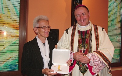  Papieski medal wręczył bp Andrzej Jeż