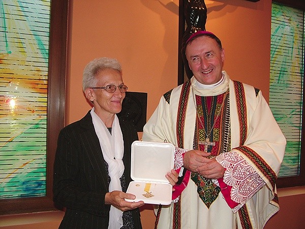  Papieski medal wręczył bp Andrzej Jeż