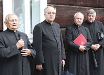 Ks. prałat Stanisław Jasek (z lewej), emerytowany proboszcz z Buczkowic, wspominał bp. Jana Pietraszkę podczas otwarcia wystawy pamiątek z nim związanych