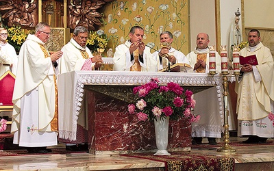 Goście ze Sri Lanki razem z duszpasterzami parafii na Złotych Łanach koncelebrowali uroczystą Mszę św. Bp Joseph Ponniah – drugi z lewej