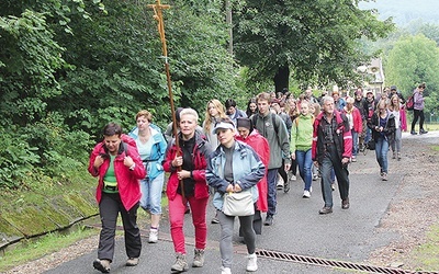 Reprezentanci wszystkich pokoleń wyruszyli pieszo z Porąbki do kalwaryjskiego sanktuarium Matki Bożej