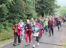 Reprezentanci wszystkich pokoleń wyruszyli pieszo z Porąbki do kalwaryjskiego sanktuarium Matki Bożej