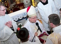 Biskup symbolicznie przekazał diakonom księgę Ewangelii na znak tego, że mają wiernie głosić słowo Boże