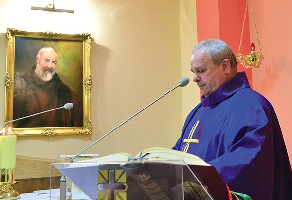 O dobrodziejach hospicjum ks. Jan Gargasewicz pamięta szczególnie w kaplicy ośrodka