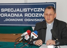 - Certyfikaty ukończenia internetowych nauk przedmałżeńskich nie mogą być podstawą do zaliczenia katechez przedmałżeńskich - wyjaśnia ks. Sławomir Adamczyk