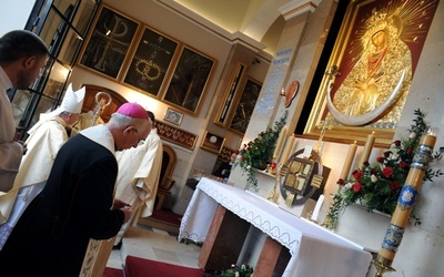 Abp Wacław Depo, metropolita częstochowski, od lat jest czcicielem MB Miłosierdzia i często odwiedza skarżyską Ostrą Bramę