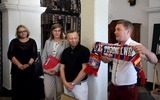 Od lewej: Aleksandra Biniszewska, Marzena Kozanecka-Zwierz, dyrektor Muzeum w Łowiczu, Piotr Marciniak i Marek Horbań