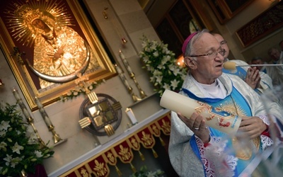 Abp Zygmunt Zimowski przekazał skarżyskiemu sanktuarium świecę - dar papieża Franciszka