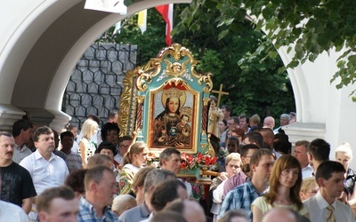 Dni odpustu mieniły się barwami regionalnych i odświętnych strojów