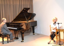 Edward Wolanin i Maria Pakulnis w sali koncertowej sannickiego pałacu