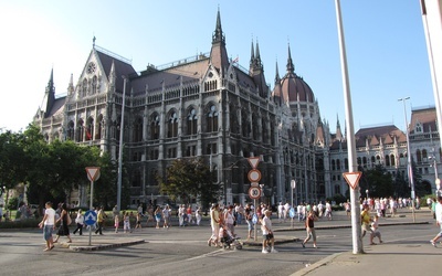 Węgierski parlament za płotem