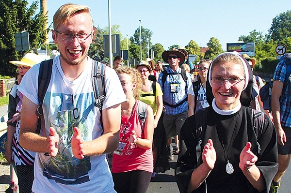  – Jest gorąco na zewnątrz, ale też gorące są serca tych, którzy nas przyjmują – mówią  pielgrzymi. Przewodnikiem pielgrzymki jest ks. Paweł Mydłowski