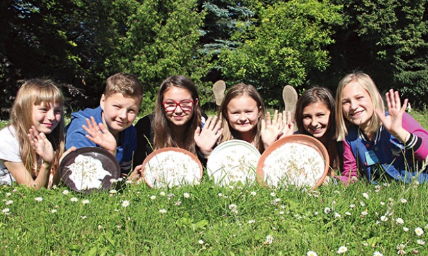  Do Rokitna przyjechało 30 dzieci. Na zdjęciu: Uczestnicy prezentują kiełkującą rzeżuchę, którą codziennie pielęgnują