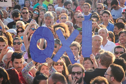 Co najmniej 50 tys. zwolenników głosowania na NIE – po grecku OXI – zebrało się w przeddzień referendum na placu Syntagma w Atenach