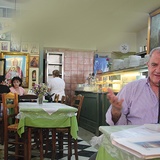 Spiros Bairaktaris jest właścicielem restauracji i sklepów. W referendum głosował za przyjęciem unijnych propozycji dla Grecji, ale jednocześnie popiera działania rządu premiera Ciprasa 