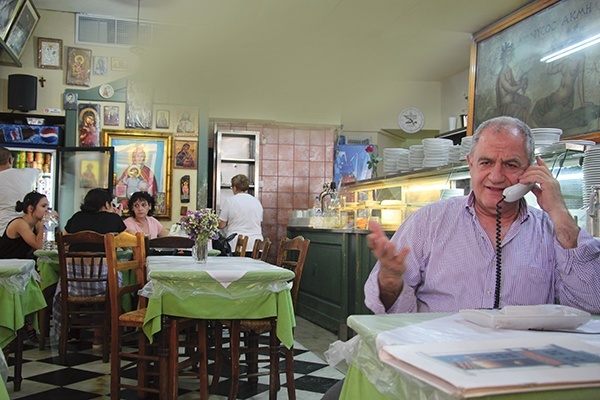 Spiros Bairaktaris jest właścicielem restauracji i sklepów. W referendum głosował za przyjęciem unijnych propozycji dla Grecji, ale jednocześnie popiera działania rządu premiera Ciprasa 