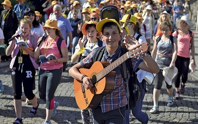  4.07.2015. Przemyśl. Pątnicy wyruszają na szlak XXXV Archidiecezjalnej Przemyskiej Pieszej Pielgrzymki na Jasną Górę. Do pokonania mają  ponad 360 km. 