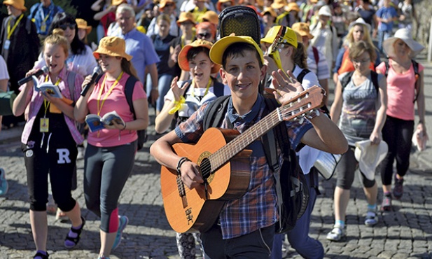  4.07.2015. Przemyśl. Pątnicy wyruszają na szlak XXXV Archidiecezjalnej Przemyskiej Pieszej Pielgrzymki na Jasną Górę. Do pokonania mają  ponad 360 km. 