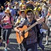  4.07.2015. Przemyśl. Pątnicy wyruszają na szlak XXXV Archidiecezjalnej Przemyskiej Pieszej Pielgrzymki na Jasną Górę. Do pokonania mają  ponad 360 km. 