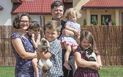 Joanna i Mateusz z dziećmi (od lewej): Tereską, Pawełkiem, Martusią i Anią