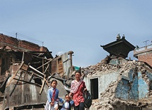Dzięki pomocy dostarczanej głównie przez Caritas na zniszczonych w kwietniu br. przez trzęsienie ziemi terenach w Katmandu życie powoli  wraca do normy
