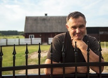 Klemens Lorenz  przed rodzinnym domem