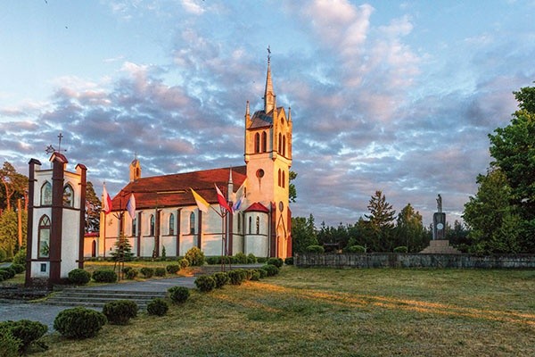 Zbudowany w roku 1852  kościół pw. Niepokalanego  Poczęcia NPM w Lesinach  (pierwszy po reformacji w regionie). Inicjatorem był ks. Walenty Tolsdorf, zwany  później Apostołem Mazur