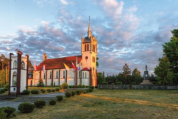 Zbudowany w roku 1852  kościół pw. Niepokalanego  Poczęcia NPM w Lesinach  (pierwszy po reformacji w regionie). Inicjatorem był ks. Walenty Tolsdorf, zwany  później Apostołem Mazur