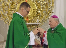  Bp senior E. Frankowski poświęcił i wręczył krzyż nowemu misjonarzowi