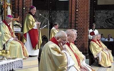  Eucharystię w katedrze wspólnie z trzema gliwickimi biskupami sprawowali księża jubilaci i inni kapłani
