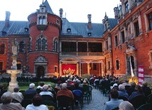  Koncerty odbywają się na dziedzińcu pałacu w Pławniowicach