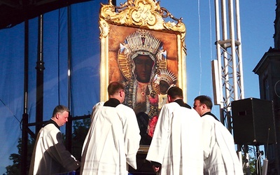 Cudowny obraz Matki Bożej został wyniesiony na ulice miasta 