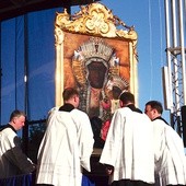 Cudowny obraz Matki Bożej został wyniesiony na ulice miasta 