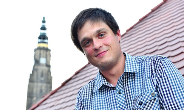   Jest świdniczaninem, jednym z wielu zakochanych w swoim mieście