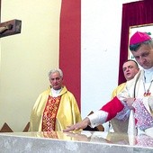  Bp Roman Pindel namaszcza ołtarz kościoła w Polance Górnej